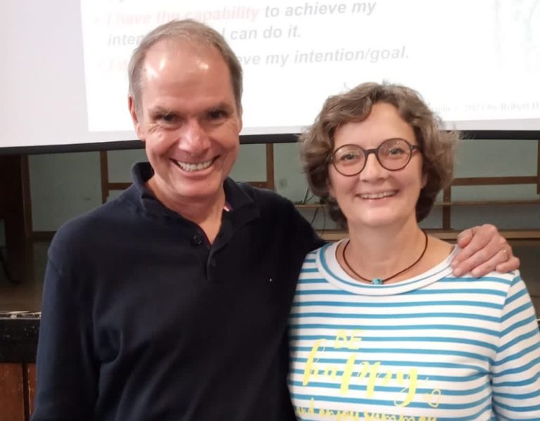 Teamarbeit Gruppe von Menschen beim Aufstellen eines Zeltes im Freien. Teamarbeit wird gezeigt.